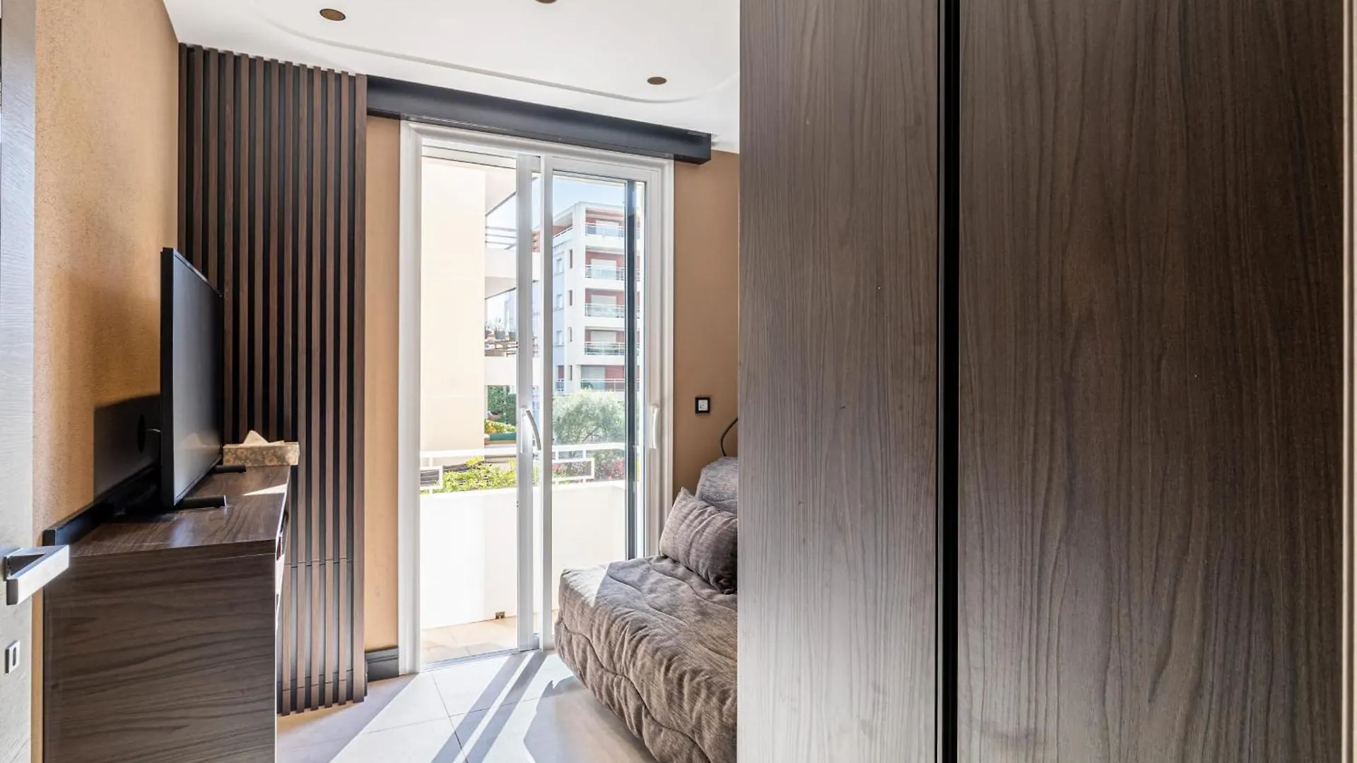 Ref 1997 - Cannes - Sea View Apartment For Rent