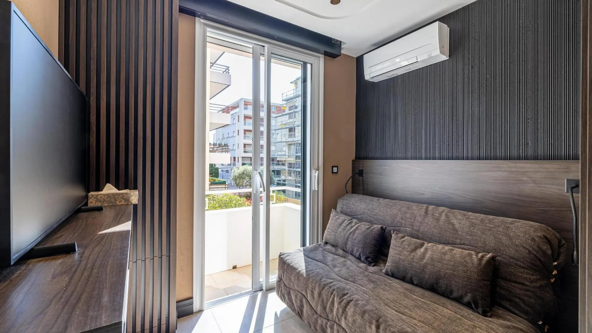 Ref 1997 - Cannes - Sea View Apartment For Rent